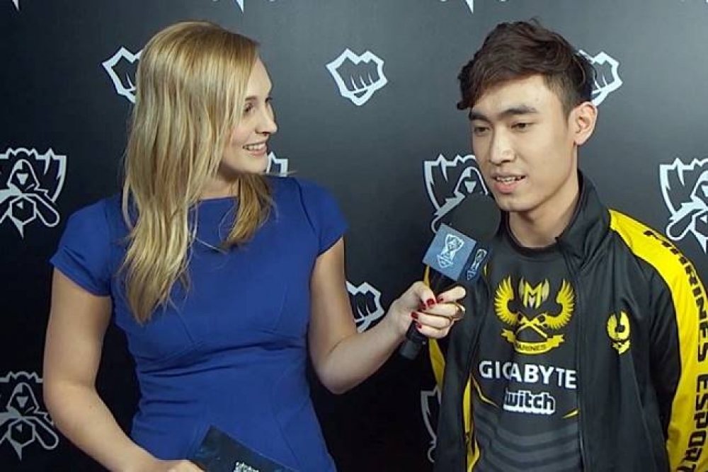Gigabyte Marines的打野選手Levi在獲勝後接受了Sjokz的現場訪問。(圖片來源：Inven)