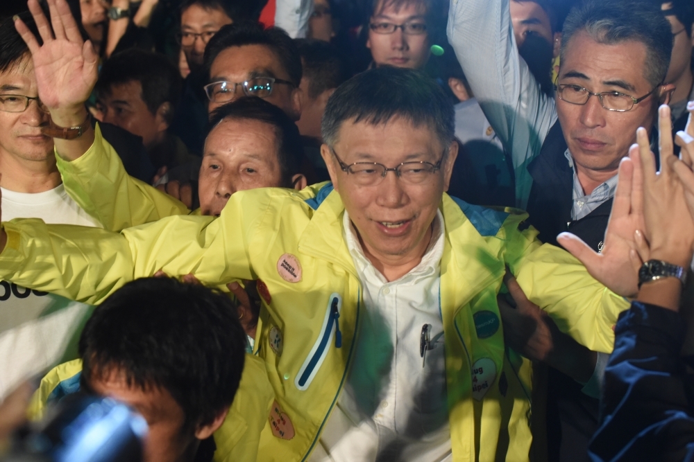 年底縣市長選舉進入倒數最後一周，地方輔選幹部透露，高雄市長選局激烈，陳其邁、韓國瑜雙方陣營都對柯文哲頻送秋波，想爭取柯粉支持。(攝影：羅佳蓉)