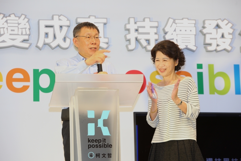 台北市長柯文哲行動競選總部持續在台北市裡「趴趴Go」，16日晚間開到饒河街夜市。（攝影：張哲偉）
