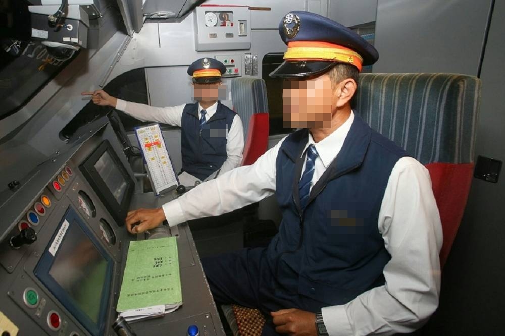 台鐵普悠瑪出軌事件後，台鐵要求全台司機員11月9日前完成尿液篩檢。僅示意圖，非此新聞當事人。（台鐵提供）
