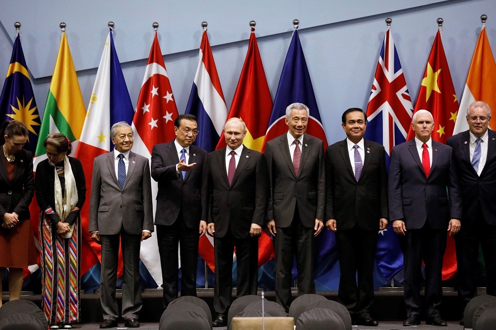 左四為中國國務院總理李克強、左五為俄羅斯總統普京、右四為新加坡總理李顯龍、右二為美國副總統彭斯，15日齊聚在新加坡舉行的東協高峰會。（湯森路透）