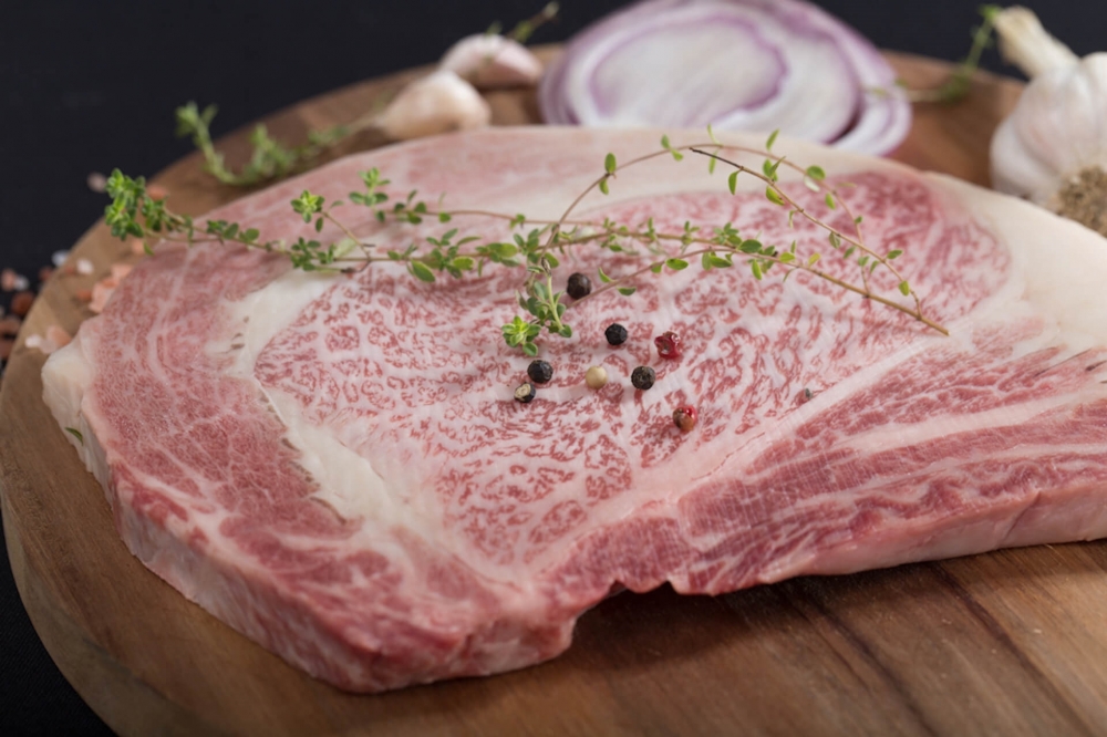 宮崎A5沙朗牛，呈現肉與脂肪的完美霜降比例（圖片提供：艾肉客）