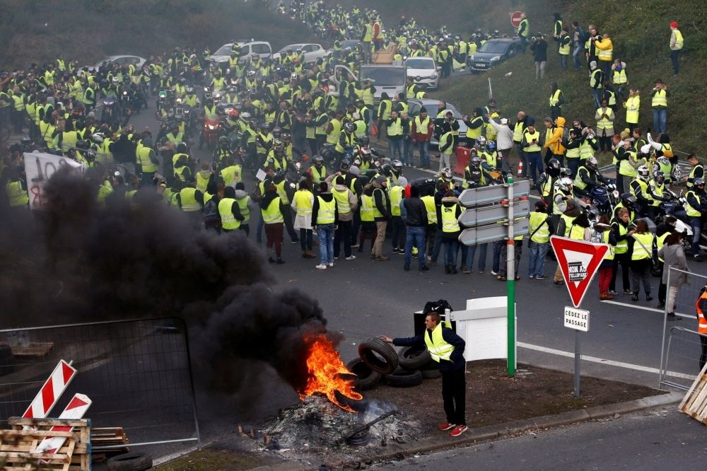 28.8萬名法國民眾17日起上街響應「黃背心」示威活動，抗議政府不斷調漲燃料稅，逾400人受傷，14人重傷，1人死亡。（湯森路透）