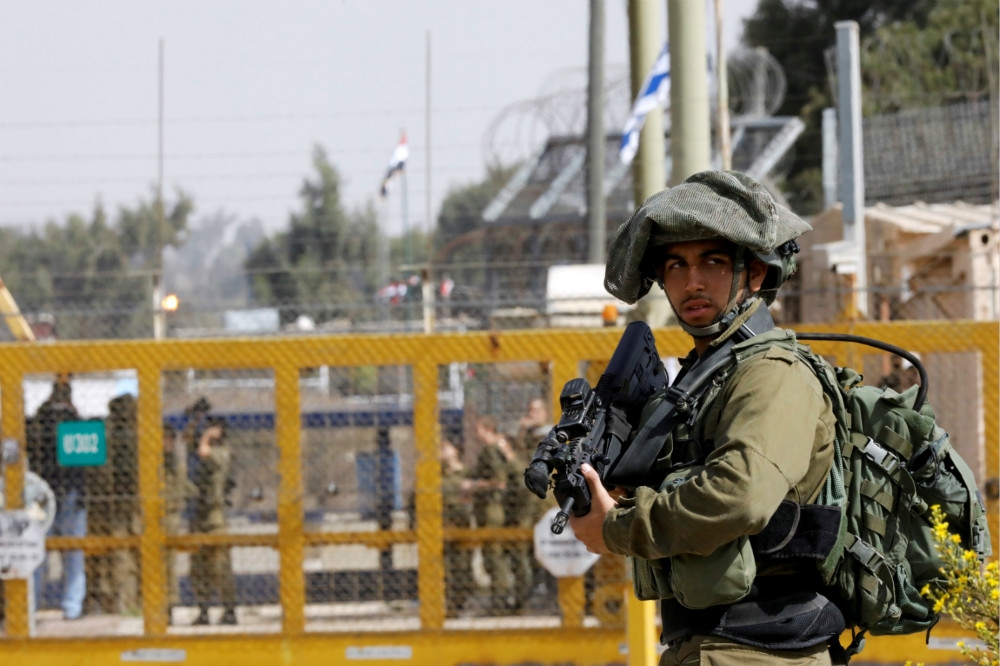 荷槍實彈駐守邊界的以色列士兵。（湯森路透）