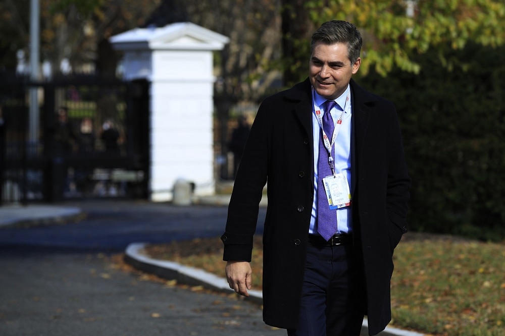 CNN記者亞科斯塔暫時取得白宮採訪證。（美聯社）