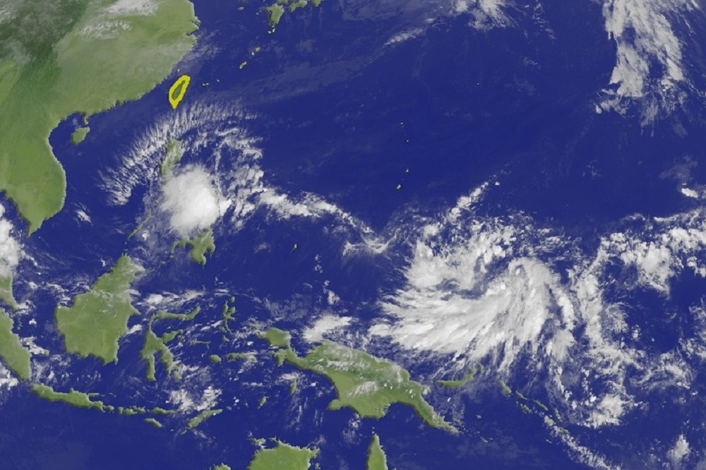 目前在西太平洋有兩個熱帶性低氣壓，在未來一兩天內，有機會發展成為今年第28及29號颱風。（圖片取自中央氣象局）