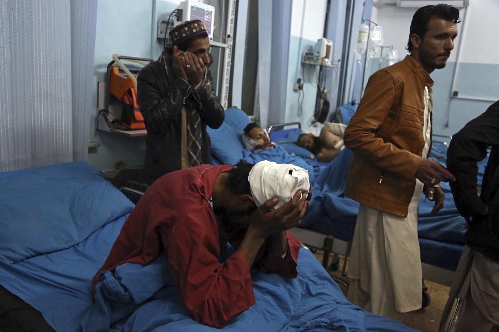 阿富汗首都喀布爾20日發生自殺炸彈攻擊，超過50人喪生。（美聯社）