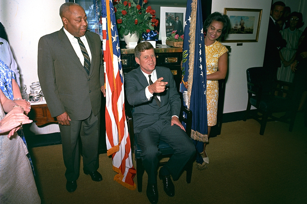 托馬斯（左）陪著甘迺迪十多年，由眾議員變成總統。（Cecil Stoughton. White House Photographs. John F. Kennedy Library and Museum）