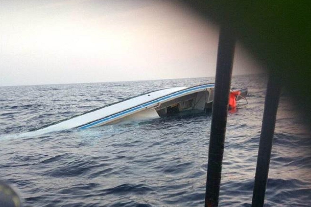 一艘下落不明已通報協尋的馬公籍小艇「金晃盟6號」，21日上午在屏東縣東港往返琉球的航線海域被東琉線公船乘客發現。（翻攝畫面）