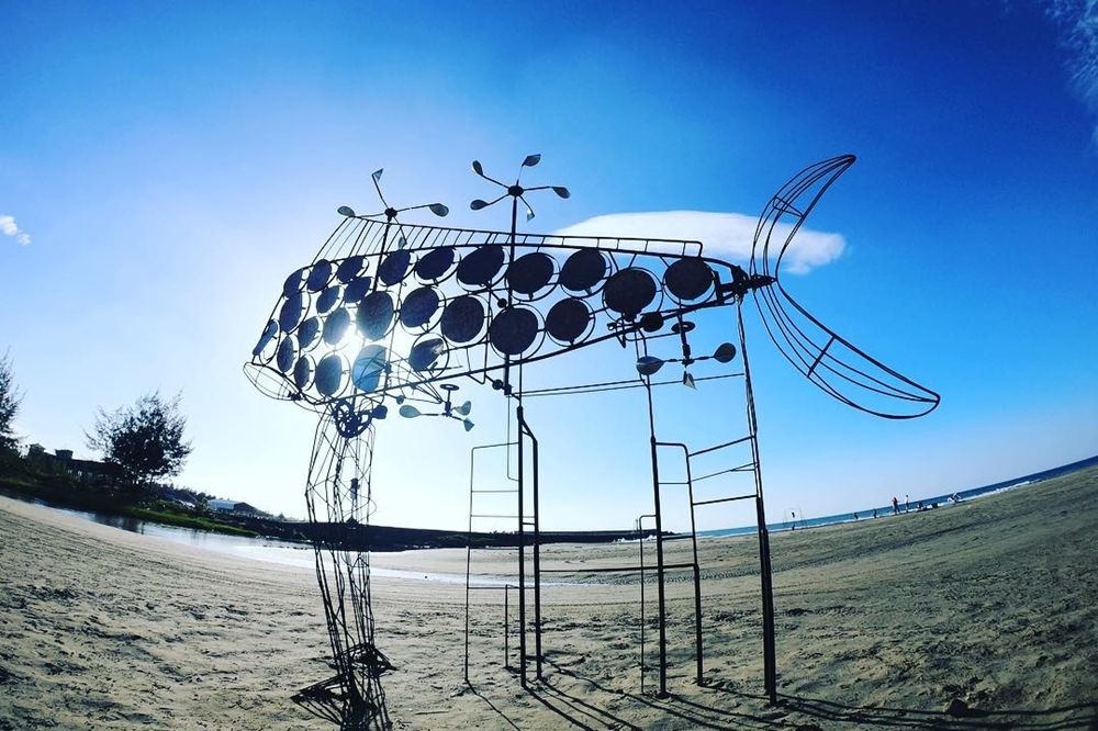 屏東縣政府首次舉辦落山風藝術季，將無人沙灘變成打卡秘境（圖片來源：Instagram @ spoondrift_hostal）