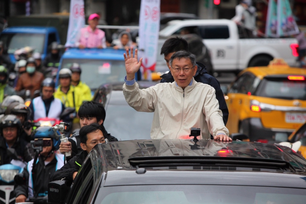 選前倒數2天，現任台北市長候選人柯文哲22日下午站上戰車掃街拜票。（攝影：羅佳蓉）