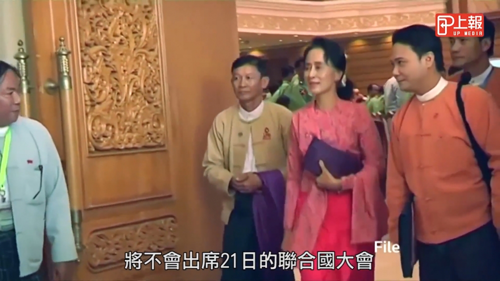 諾貝爾和平獎得主、同時也是緬甸「實質領袖」的翁山蘇姬，近日因羅興亞事件遭到國際譴責。被緬甸政府視為難民的羅興亞人，憤怒的點燃翁山蘇姬的肖像。（圖片取自上報影片）