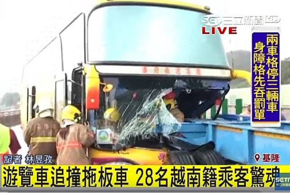 6日上午一輛載著越南旅客的遊覽車發生車禍，11名乘客輕傷，另外駕駛身上多處骨折，傷勢最重，皆送往醫院治療。（圖片取自SETN三立新聞網Youtube影片截圖）