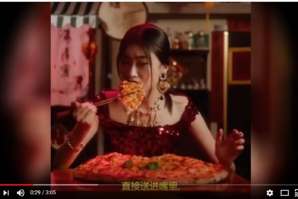 中國媒體稱，D&G「起筷吃飯」廣告旁白所用的「中式發音」、傲慢的語氣以及模特兒用筷子的奇怪姿勢，均存在歧視中國傳統文化的嫌疑。（圖片擷取自Youtube）