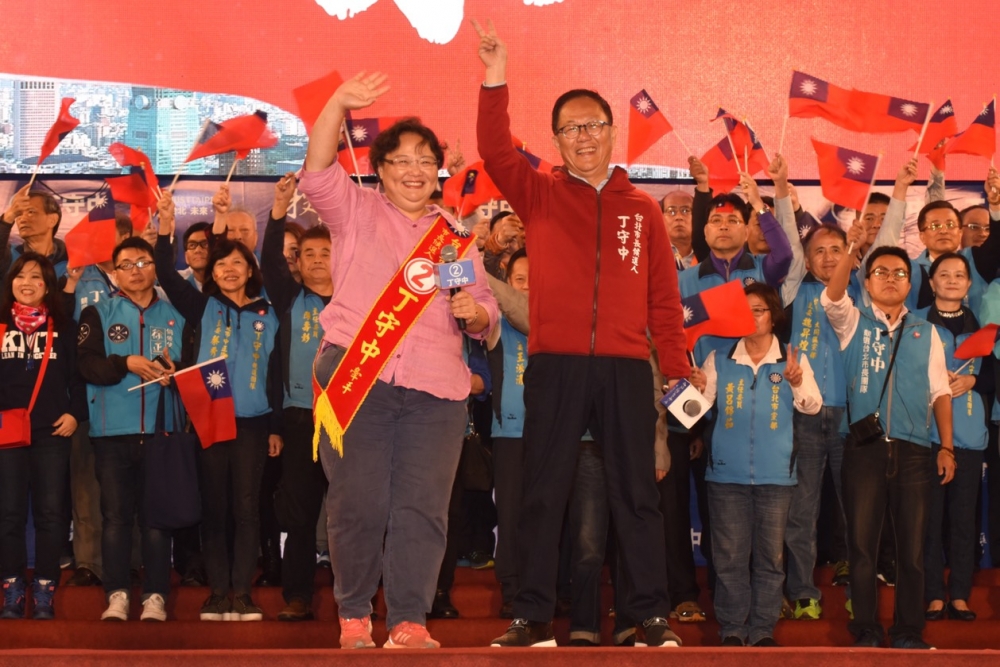 明天就是9合1選舉投票日，國民黨台北市長候選人丁守中23日晚間於凱道前舉辦選前之夜。（攝影：鄭宇騏）