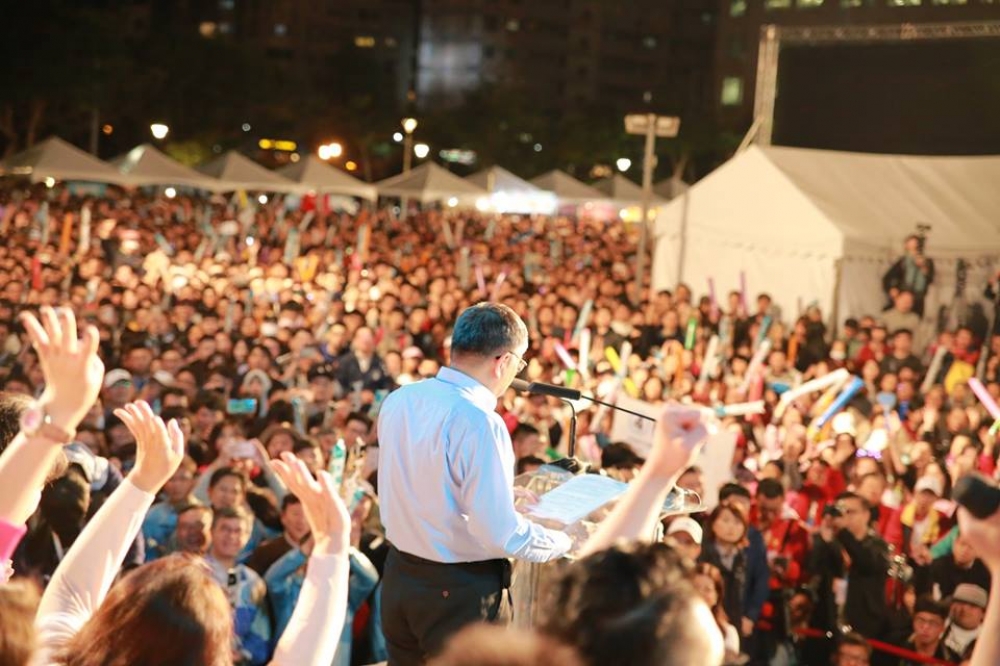 台北市長柯文哲爭取連任，23日晚間在四四南村以「市民自覺、超越藍綠」為主題舉辦選前之夜。（取自柯文哲臉書）