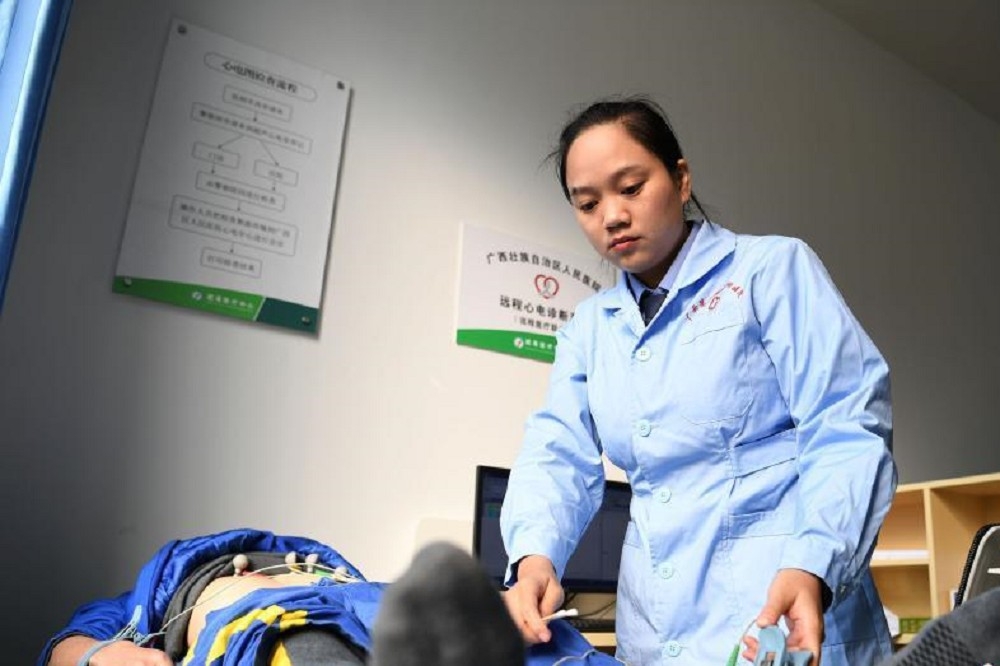 中國一名身患愛滋病的戒毒人員正在進行遠程心電診斷。（中新社）