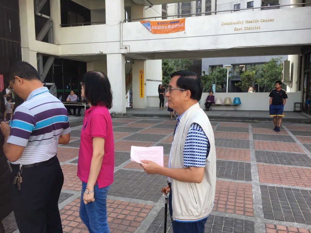 陳水扁24日早上至台南市東區衛生局林森辦公室第1183投票所投票。（扁聯會提供）
