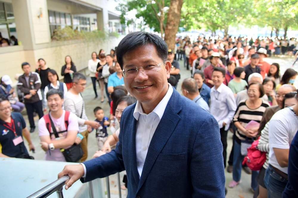 民進黨台中市長候選人林佳龍也在11點時與妻子廖婉如抵達南屯區東興國小投票。（攝影：張文玠）