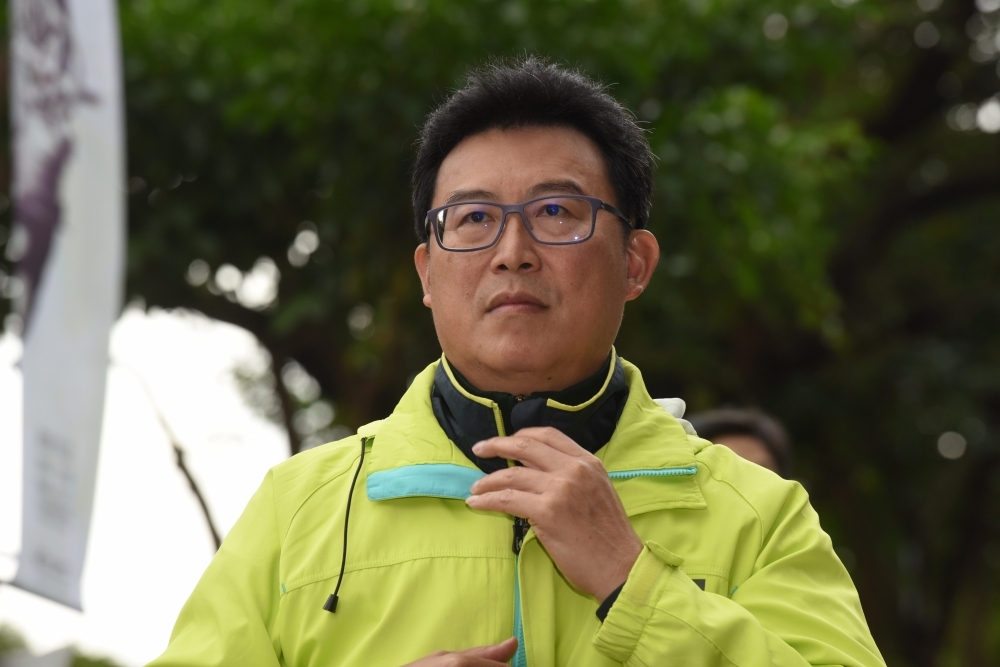 台北市長選戰呈現拉鋸，目前柯文哲與丁守中兩人票數互有領先，不過在民進黨姚文智方面，得票率始終在17%上下徘徊，僅有兩人的一半。（攝影：鄭宇騏）
