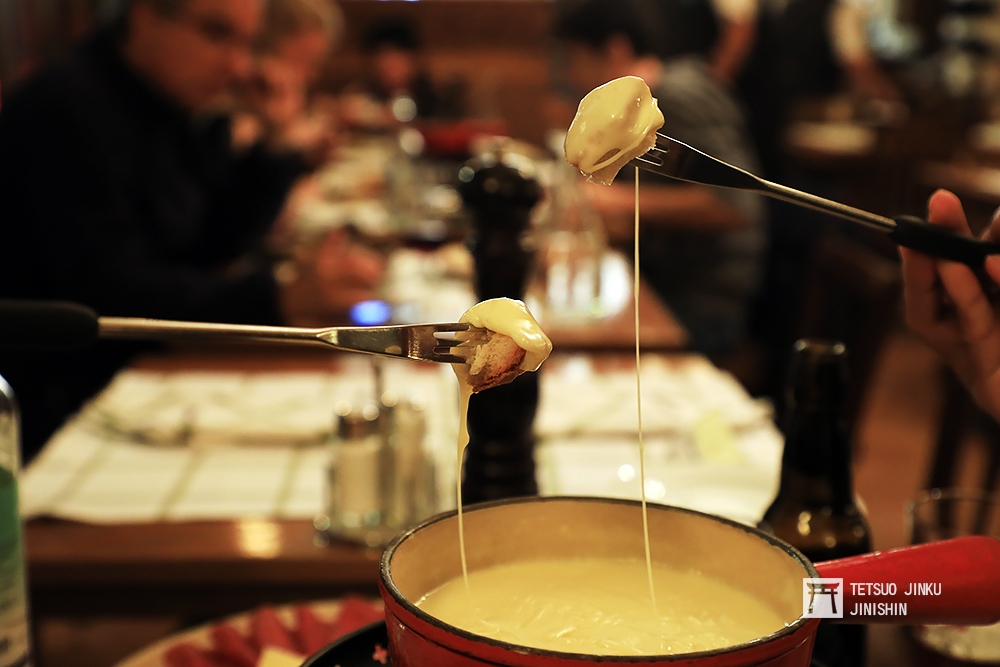 瑞士最有名的起司火鍋，是將麵包與馬鈴薯，沾上熱騰騰的起司，品嚐其濃郁的口感。（攝影：陳威臣）