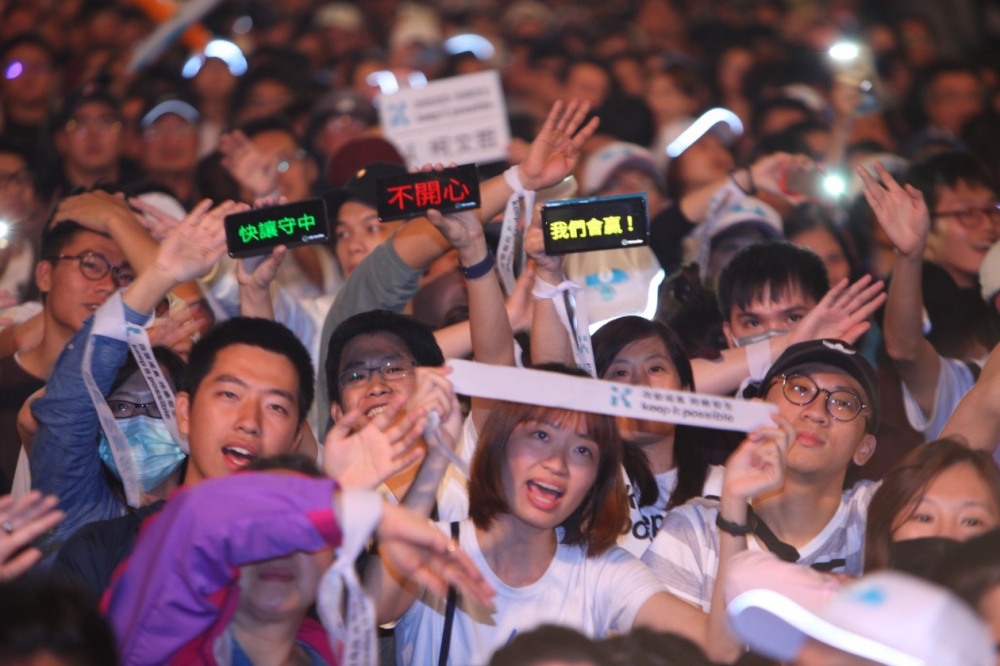台北市長選戰呈現拉鋸，依據最新開票結果，無黨籍候選人柯文哲目前以57萬5735票，微幅領先國民黨候選人丁守中的57萬2938票，雙方差距僅2797票。（攝影：張哲偉）