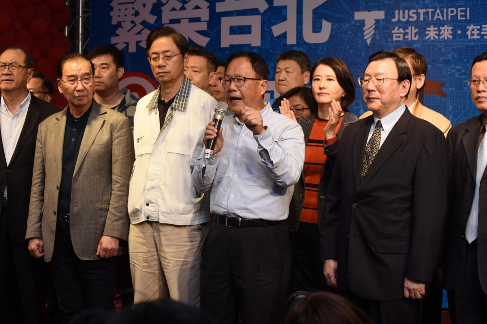 台北市長選戰結果最後柯文哲以3254票險勝丁守中。而丁守中隨即由律師陪同，至台北地院遞狀，首先聲請查封台北市全部票匭，保全證據，並重新計票。（攝影：鄭宇騏）