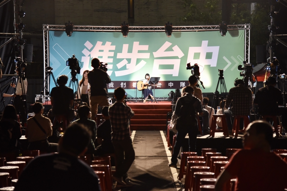 北藍南綠的台灣政治板塊已經逐漸被解構，這意味政黨退位，取而代之的是候選人的條件、口才，以及他們賦予選民的情緒與感動。（攝影：張文玠）