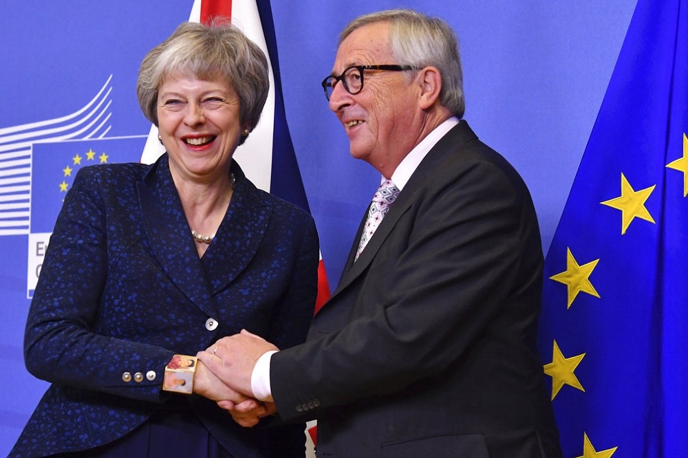 英國首相梅伊（圖左）與歐盟執委會主席容克（圖右），24日於比利時布魯塞爾為英國脫歐召開峰會。（美聯社）