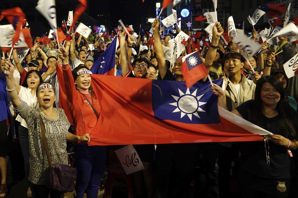 要在種種畫面下說服國際社會認為台灣國民「只是」用票懲罰民進黨，實在非常困難。 （美聯社）