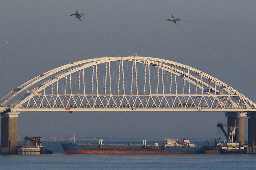 俄軍目前以大貨船封鎖來往亞速海通道。（湯森路透）