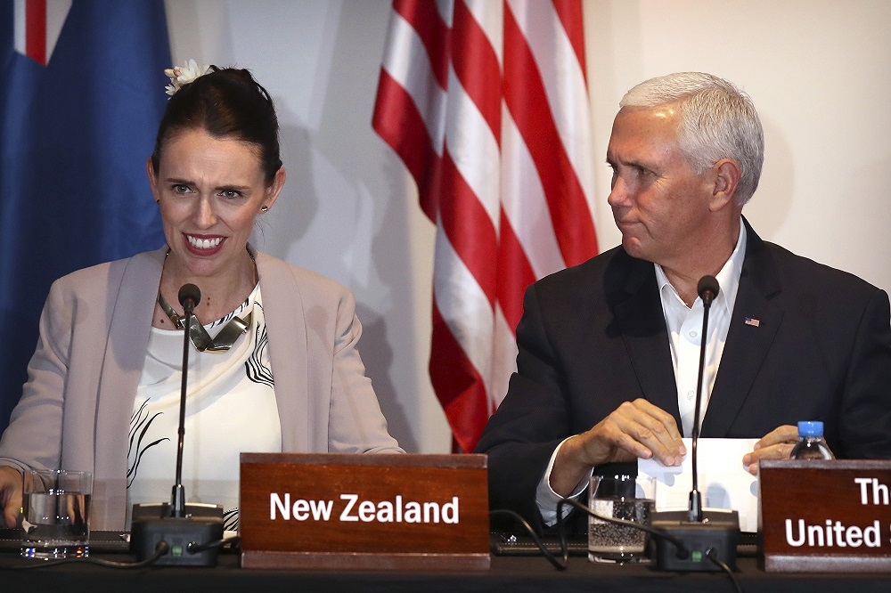 紐西蘭總理阿德恩（左）日前在APEC會議發言。阿德恩低調面對學者公開聯名信。（美聯社）