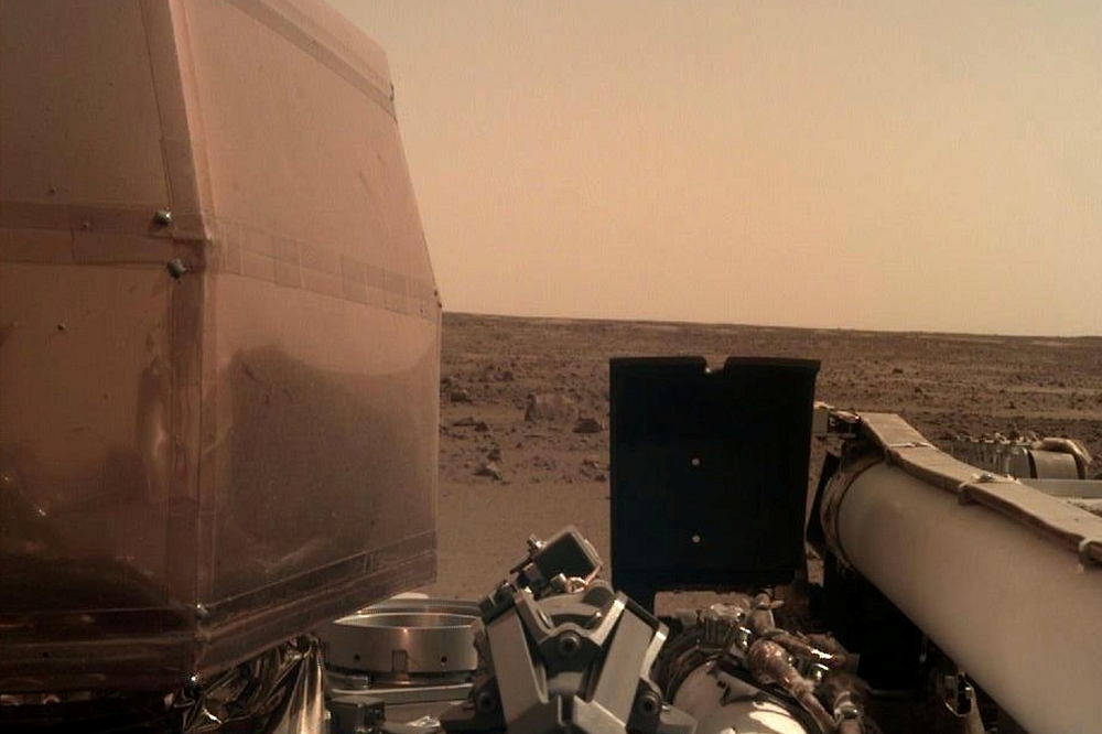 「洞察號」無人火星探測器傳回火星首張的清晰照片。（湯森路透）