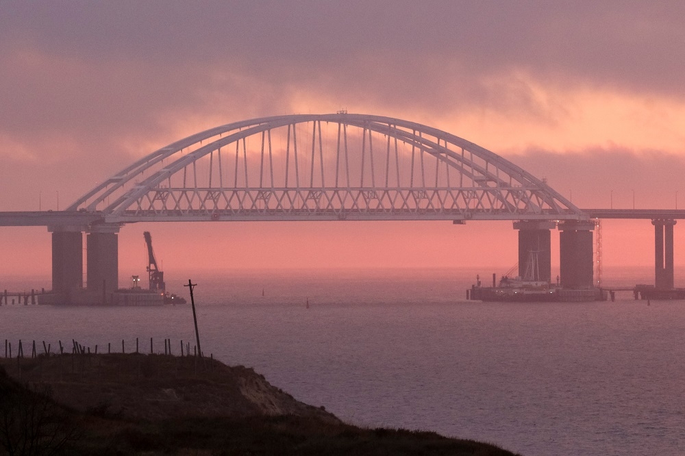 俄羅斯與烏克蘭在黑海北方「克赤海峽」的克里米亞大橋附近，發生武力衝突。（湯森路透）