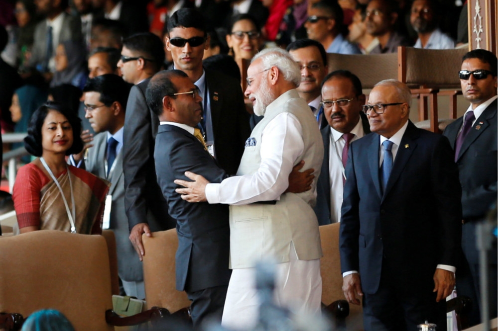 親自參加就職典禮的印度總理莫迪（圖右），與馬爾地夫新總統薩利赫（圖左）熱情擁抱。（湯森路透）