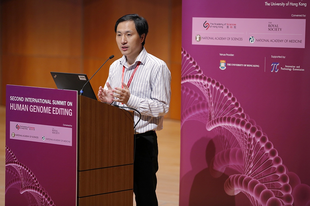 賀建奎28日出席在香港大學舉行第二屆國際人類基因編輯峰會。（美聯社）