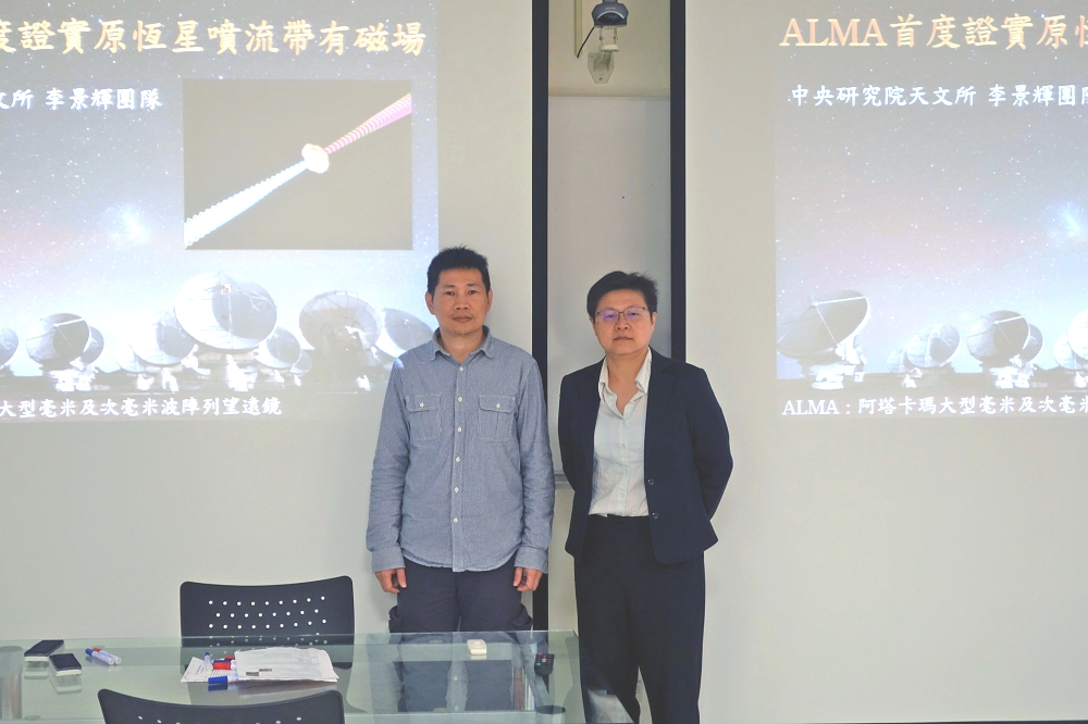 中研院天文及天文物理研究所副所長李景輝(左)研究團隊，耗時5年，終於證實噴流帶有磁場。清華大學天文研究所賴詩萍教授(右)。（李景輝研究團隊提供）