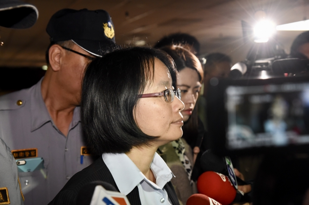 台北農產運銷公司總經理吳音寧在29日的董事會上確定「被」解職，傍晚她出面受訪表示，自己將回歸作家的身份。（攝影：張文玠）