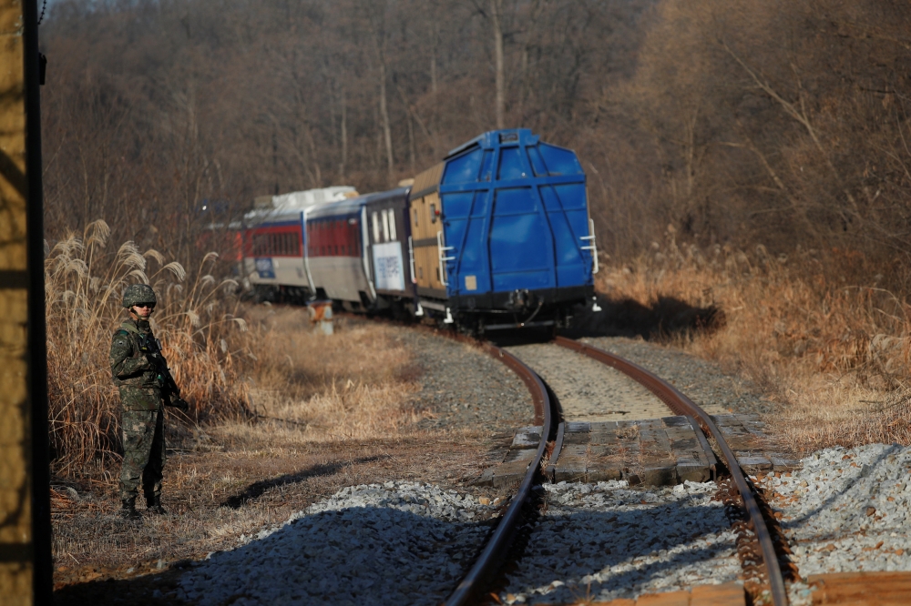 南北韓組成的鐵路共同調查小組30日正式啟動，南韓成員從南北邊境的京義線都羅山站乘火車進入北韓境內。（湯森路透）