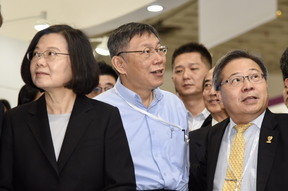 總統蔡英文（左）、台北市長柯文哲（右）29日在台灣醫療科技展上同台。（資料照片／張文玠攝）