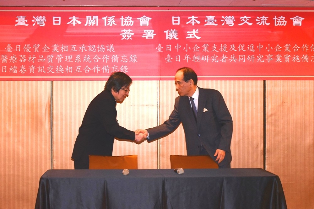 邱義仁（左）代表台灣與日本代表大橋光夫（右），30日於國賓飯店簽署「台日優質企業相互承認協議」。（攝影／鄭宇騏）