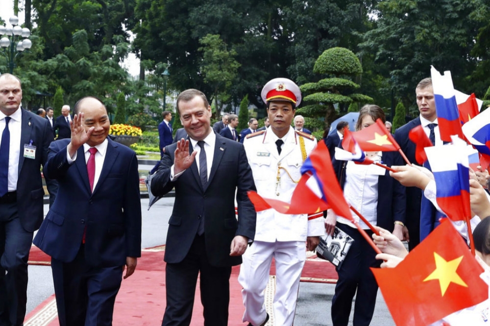 出訪河內的俄羅斯總理梅德韋傑夫（左三），受到越南總理阮春福（左二）熱情接待。（美聯社）
