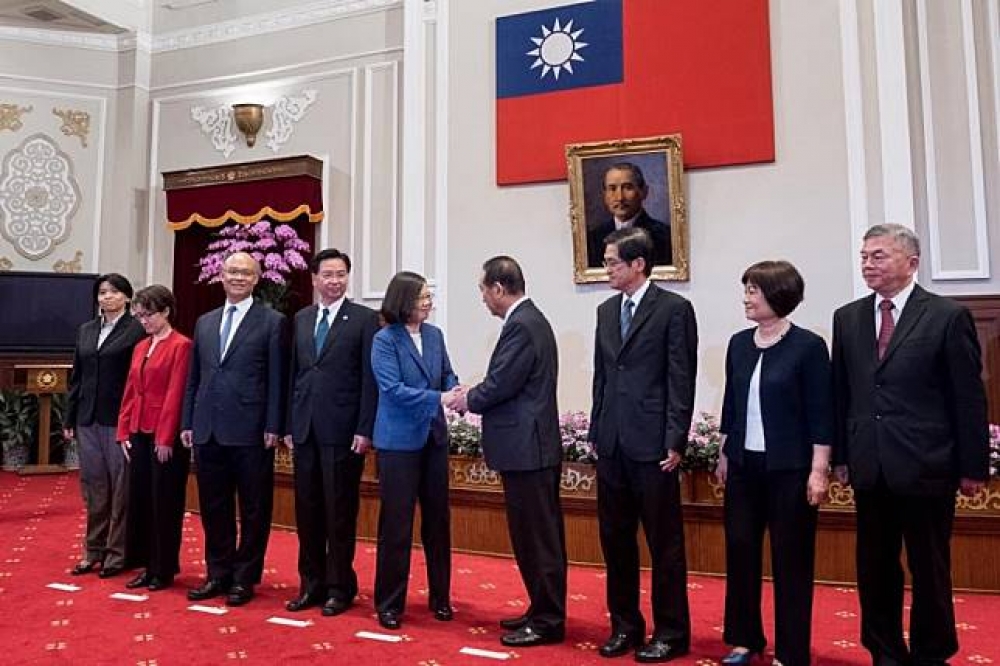 總統蔡英文12日任命宋楚瑜擔任APEC特使，並向中國傳達友善合作的意願。（圖片取自蔡英文臉書）