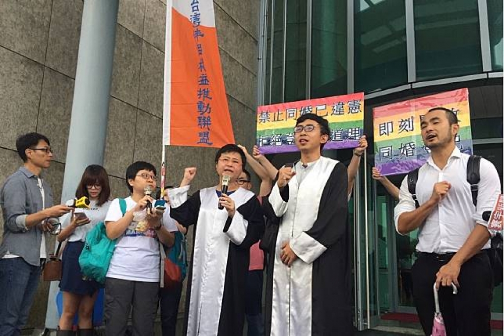 台北高等行政法院12日上午宣判，拒絕同志登記結婚雖違憲，但對於同志伴侶要求立即登記卻未准許。（攝影：黃驛淵）