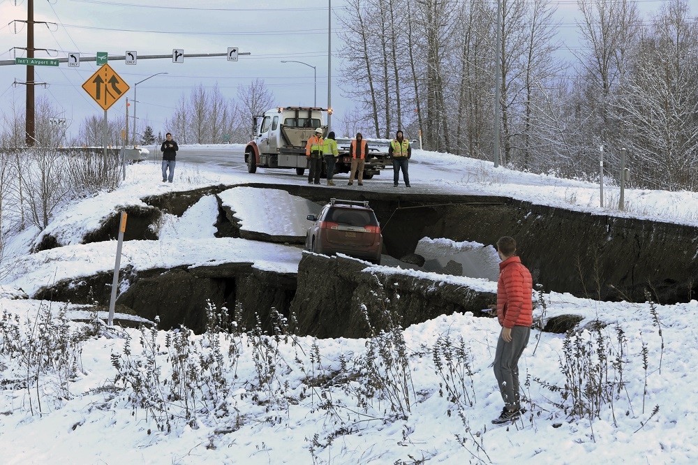 阿拉斯加7級強震道路出現大面積坍塌、汽車還陷入其中。（美聯社）
