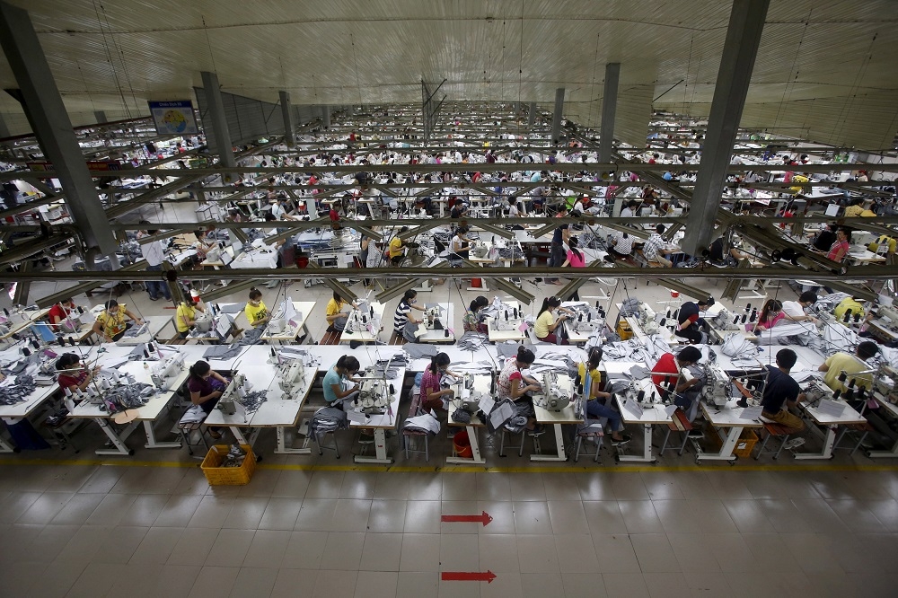 越南服裝工廠大量生產。（湯森路透）