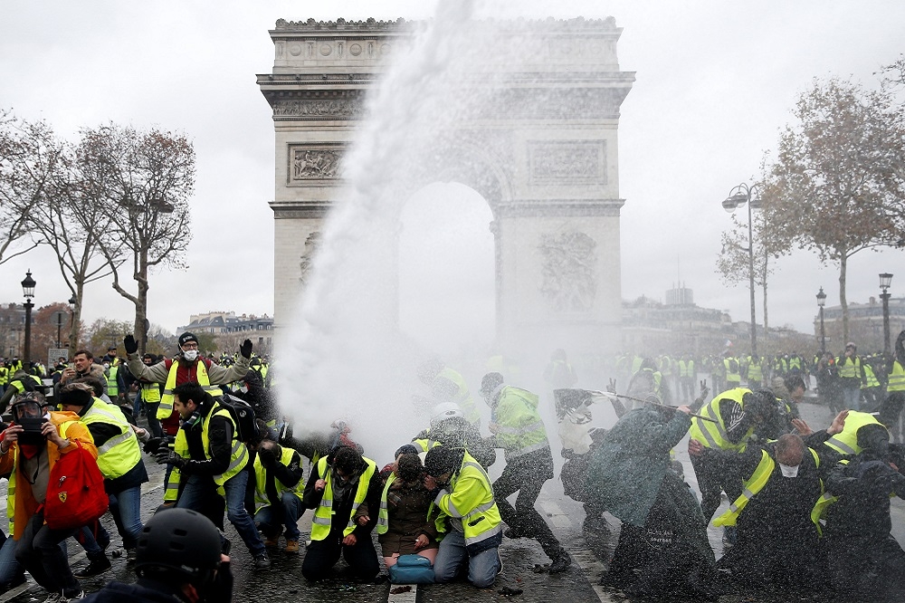 法國「黃背心」示威活動邁入第3周，警方出動水車、發射催淚瓦斯驅逐抗議政府不斷調漲燃料稅的示威民眾。（湯森路透）