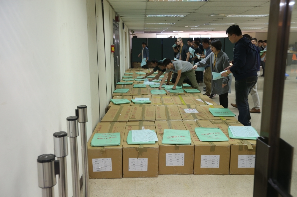 台北市長選舉3日驗票開跑，首日驗票達成率為13.3%，且第一天網路上更有許多計票傳聞。（台北市攝影記者聯誼會提供）