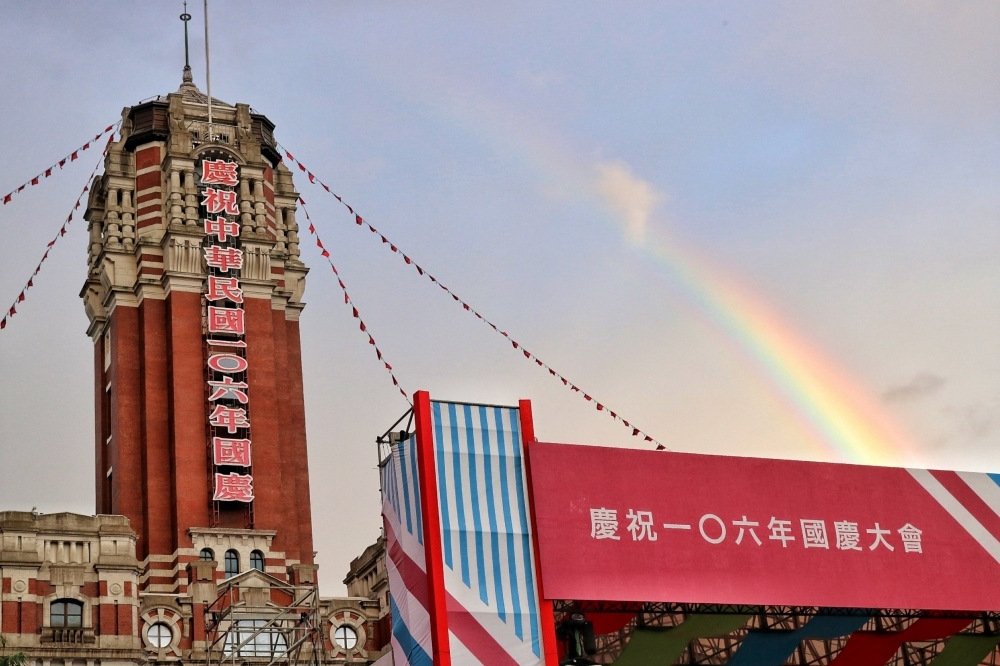 10月10日是雙十國慶日，揮別前日陰晴不定的日子，今日天空懸掛著張燈結綵般的彩虹，仿若在跟中華民國說：「106年生日快樂。」（攝影：李隆揆）