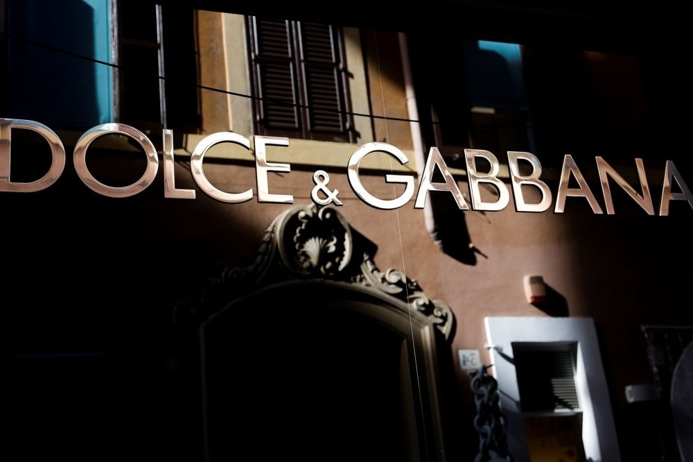 國際知名義大利時裝時尚品牌杜嘉班納(Dolce&Gabbana)，因宣傳視頻「起筷吃飯」系列涉種族歧視，加上設計師用「屎」及「黑手黨」等污辱中國及中國人字眼，引起中國網民的激憤。（湯森路透）